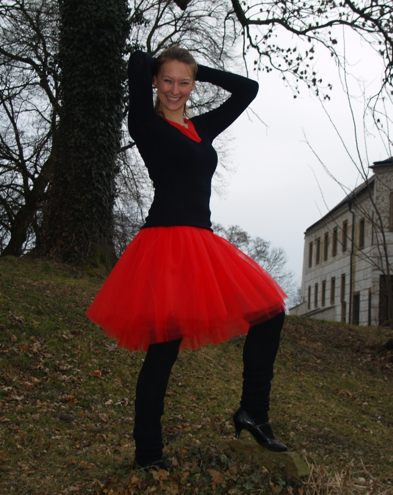 Červená tylová sukně