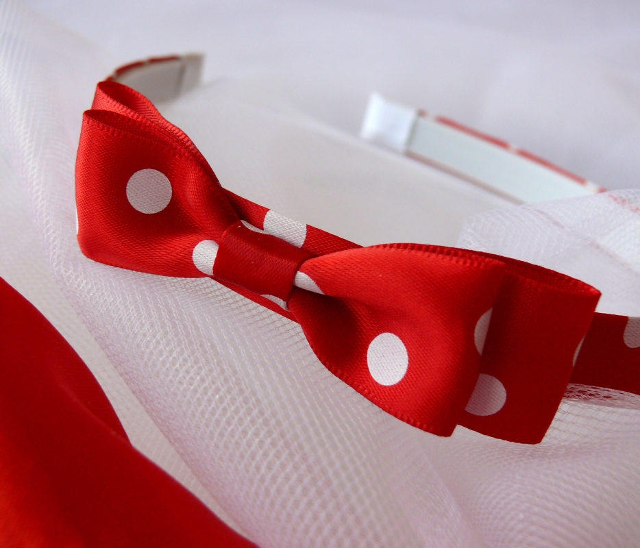 Červená puntíkovaná čelenka s mašlí