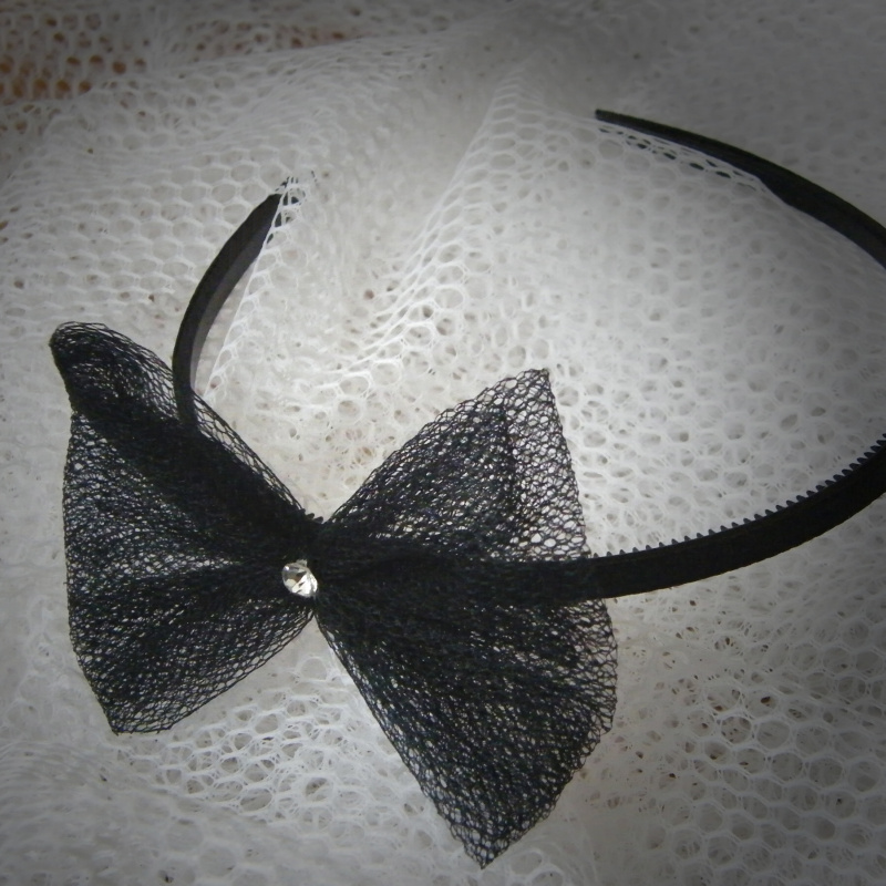 Čelenka s černou tylovou mašlí