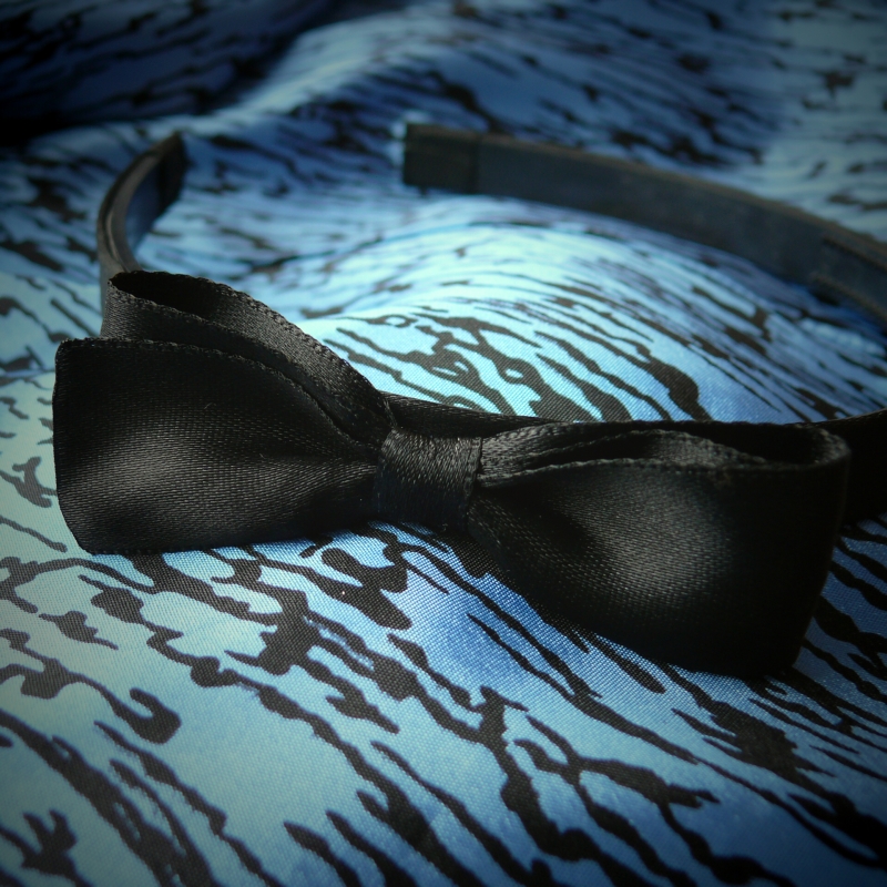 Černá čelenka s jednoduchou mašlí