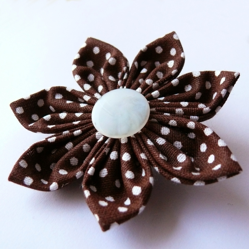 Hnědá puntíkovaná kytka (brož)