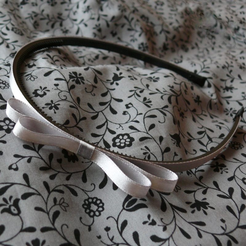 Šedá úzká čelenka s mašlí