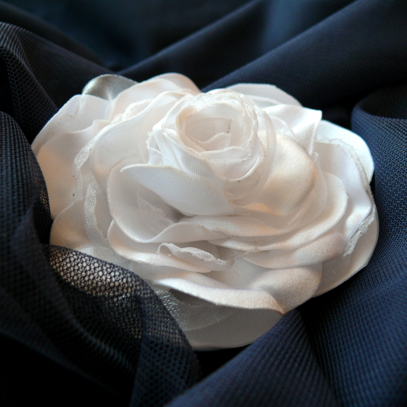 Bílá růže - brož a spona