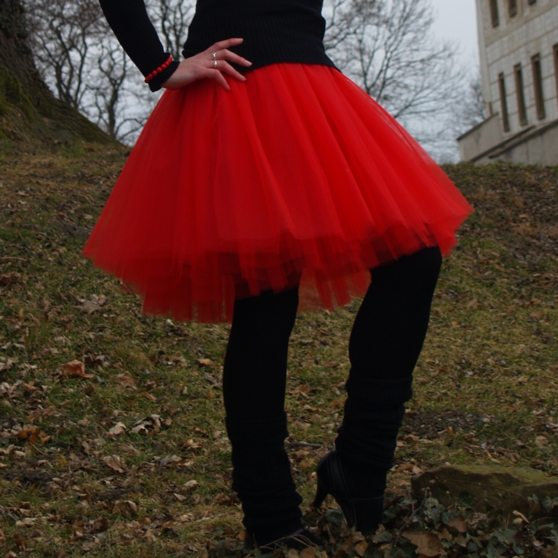 Červená tylová sukně
