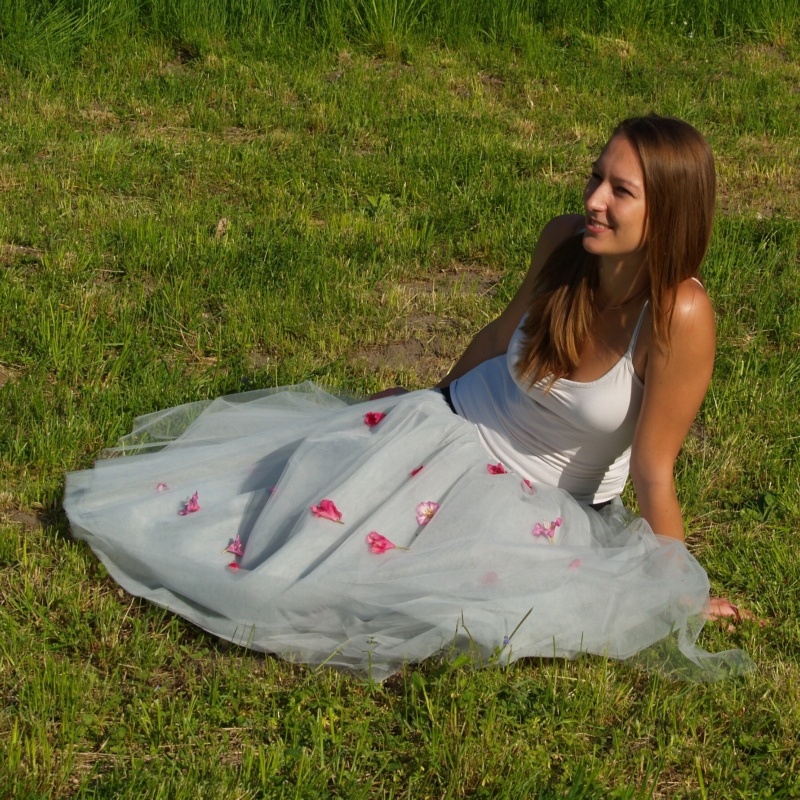 Šedá tylová sukně