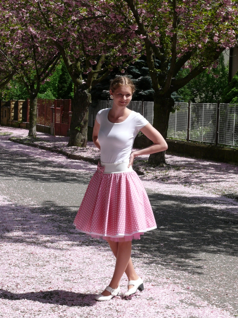 Světle růžová puntíkovaná sukně