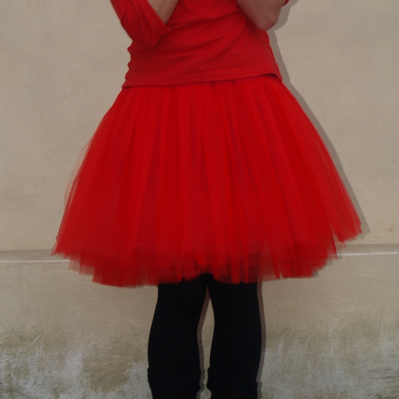 Červená tylová sukně