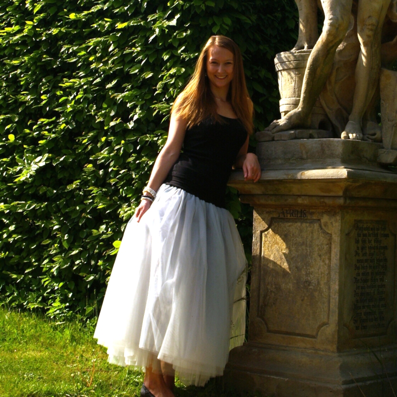 Šedá tylová sukně