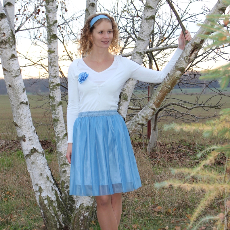 Světle modrá splývavá tylová sukně