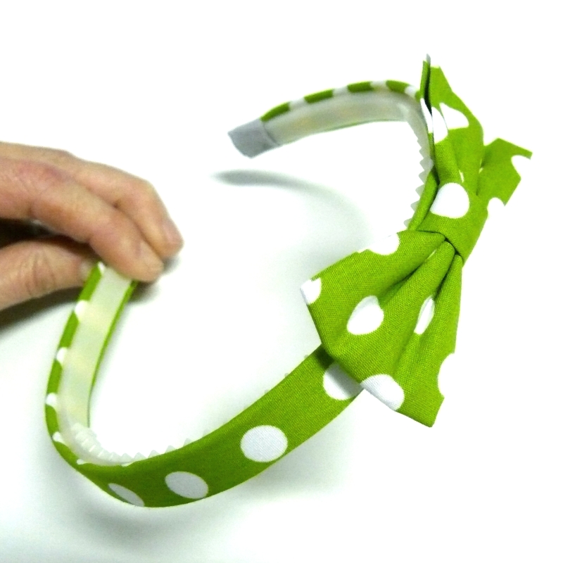 Světle zelená puntíkovaná čelenka s mašlí - bavlna