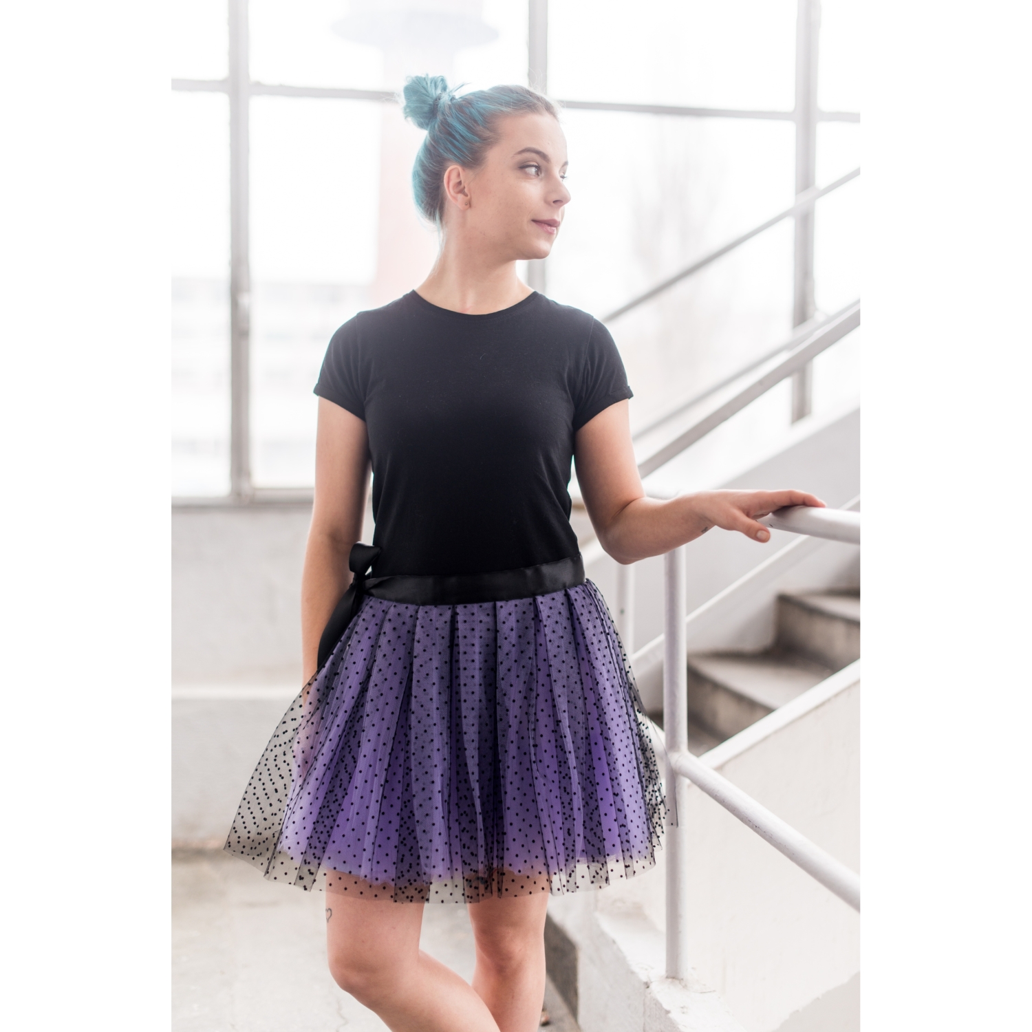 Fialová tylová sukně s černými puntíky