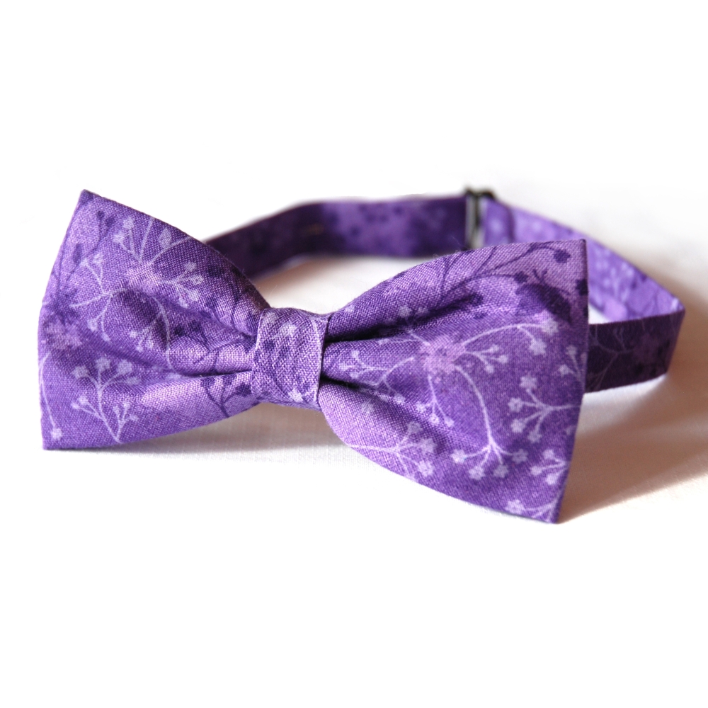 Fialový motýlek s rostlinnými motivy