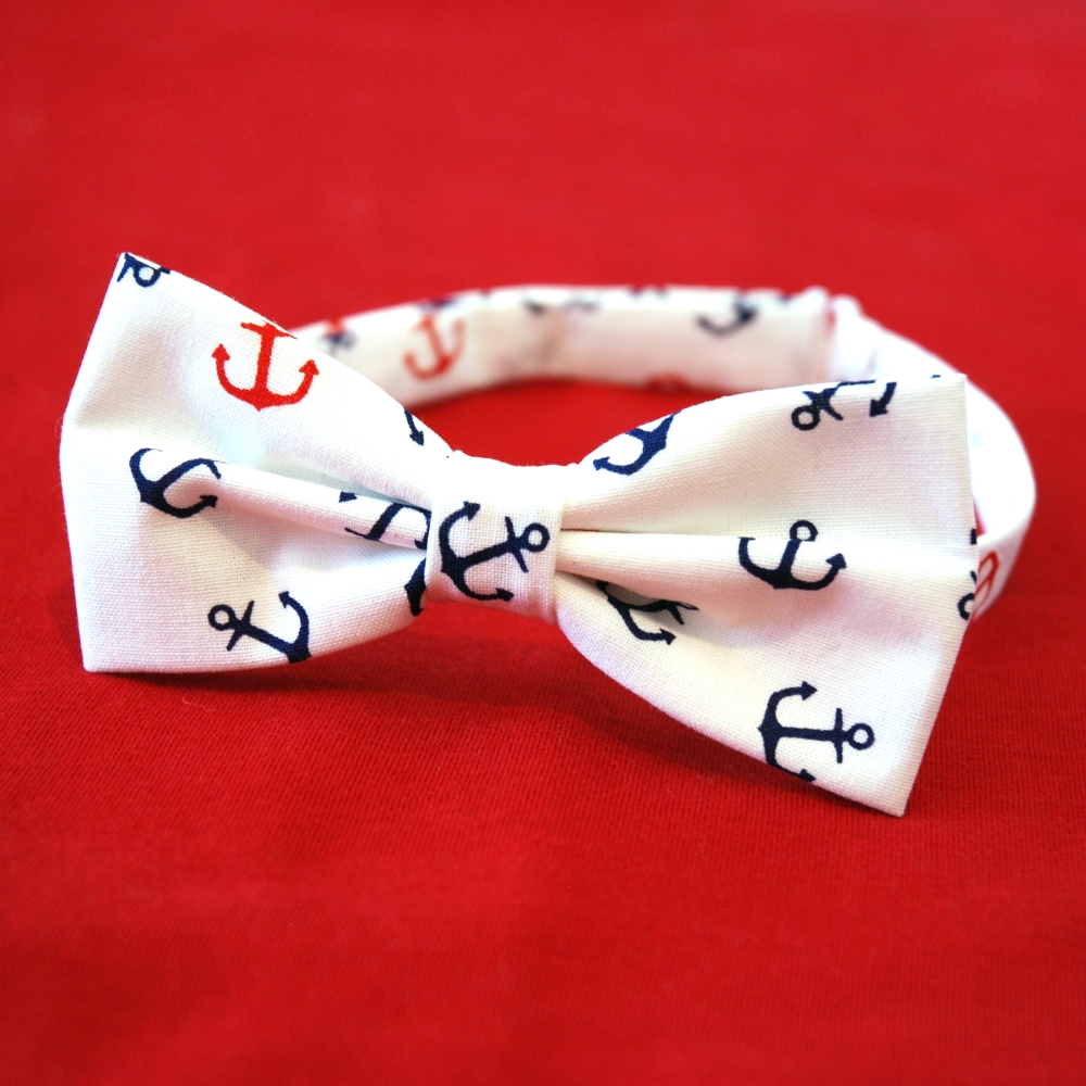 Bílý motýlek s kotvičkami