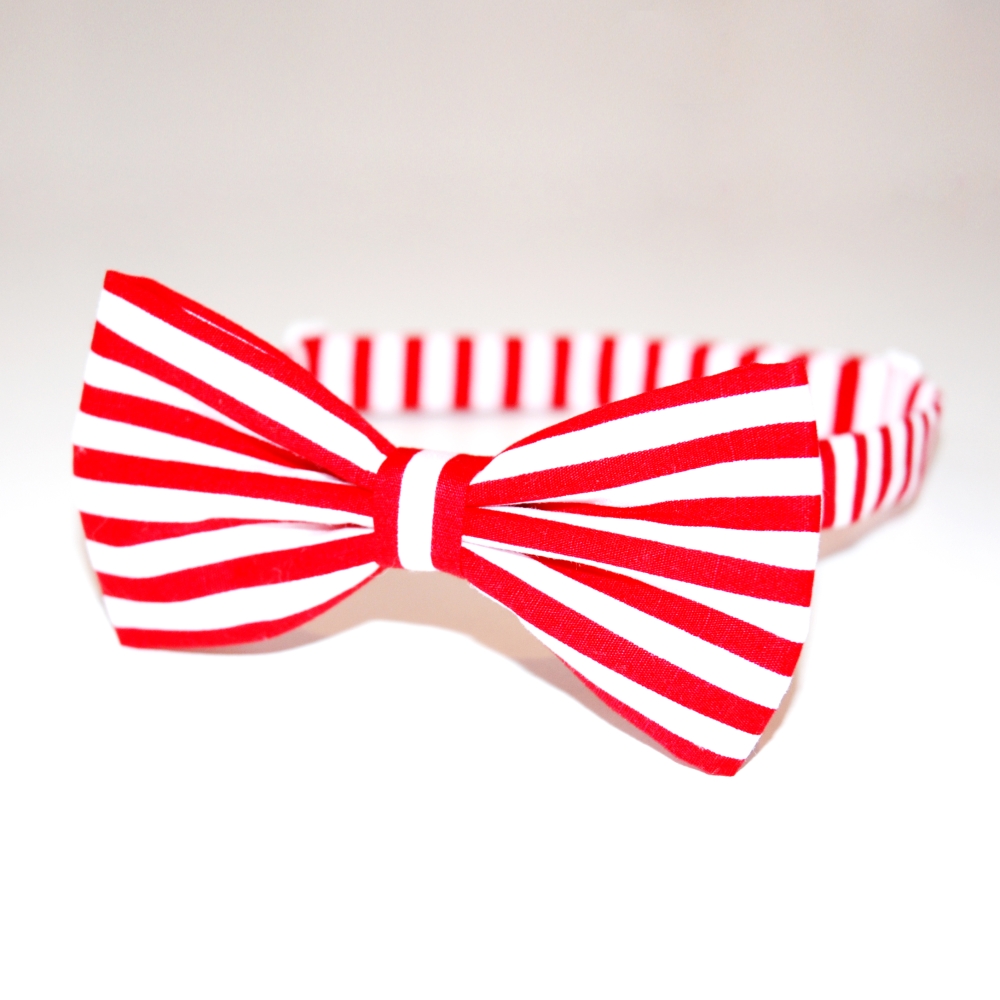 Červený podélně pruhovaný motýlek