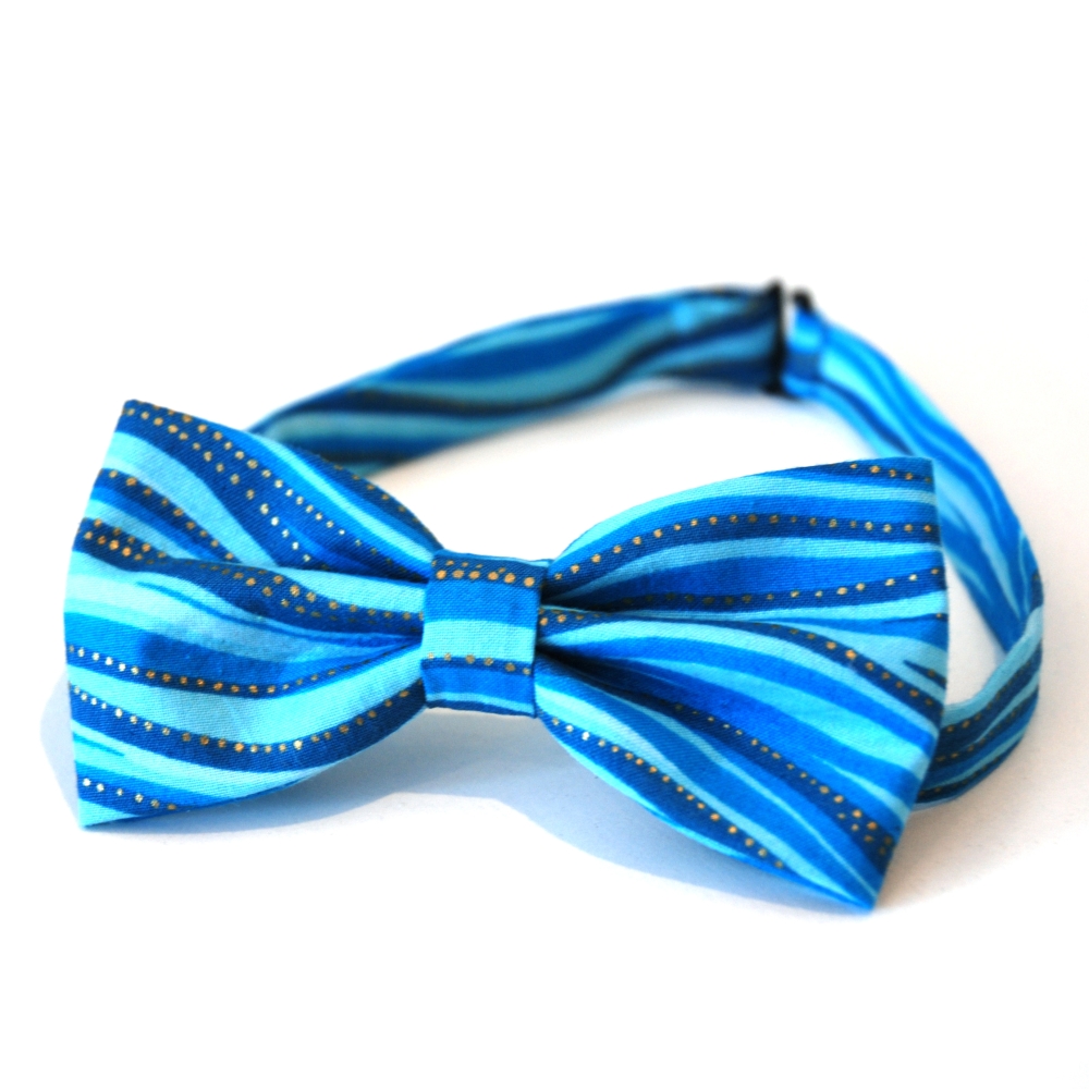 Tyrkysový motýlek s vlnkami