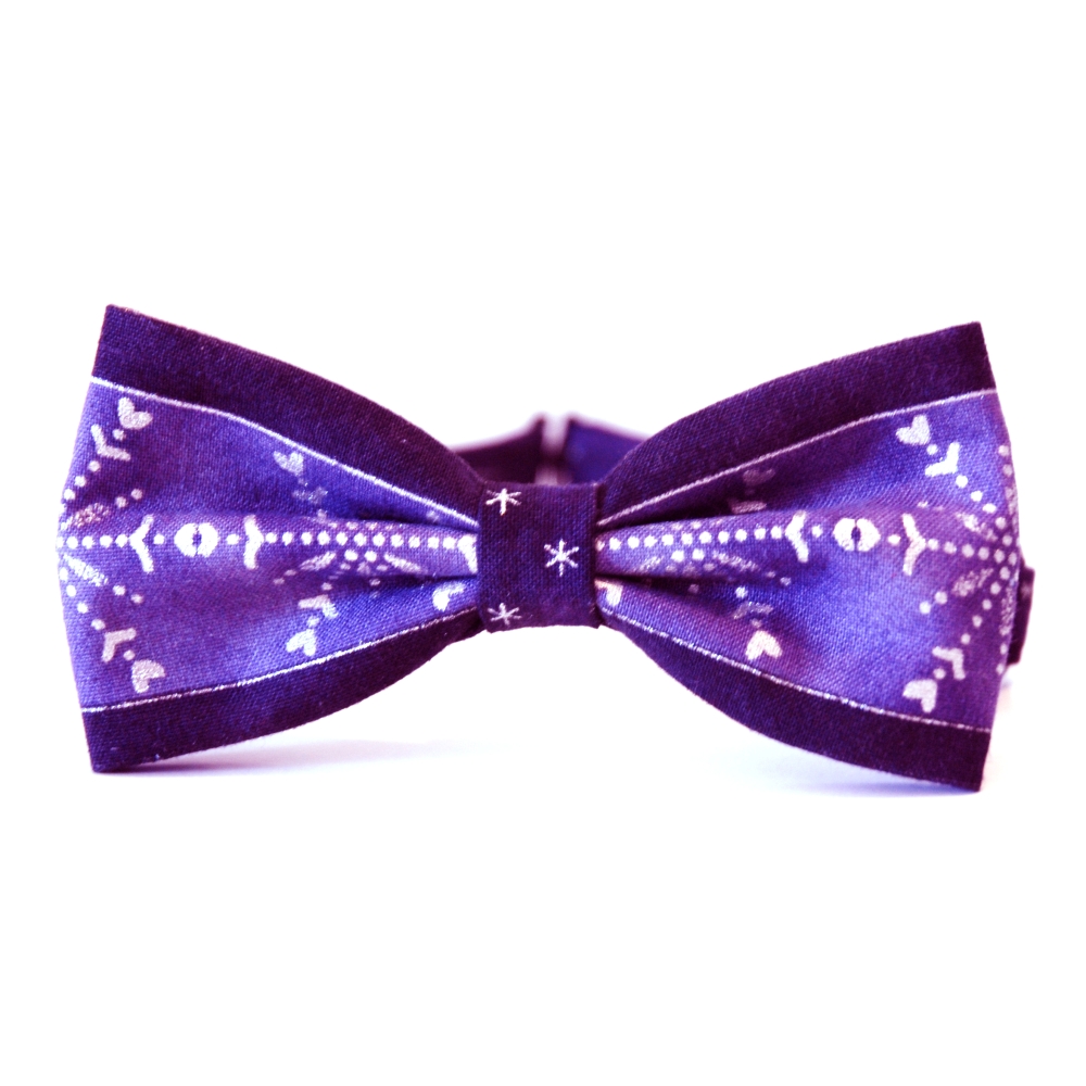 Fialový motýlek se stříbrnými hvězdami