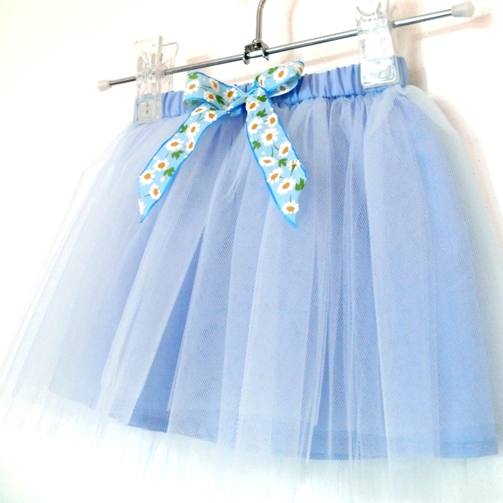 Světle modrá tylová sukně s kopretinami - dětská