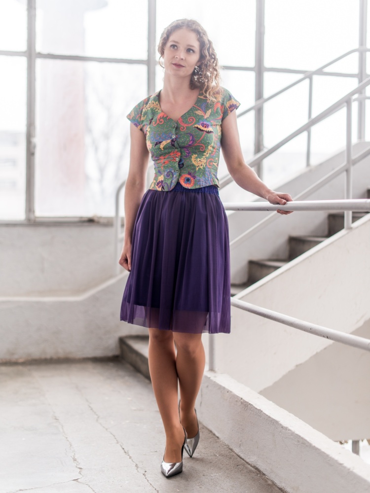 Fialová splývavá tylová sukně