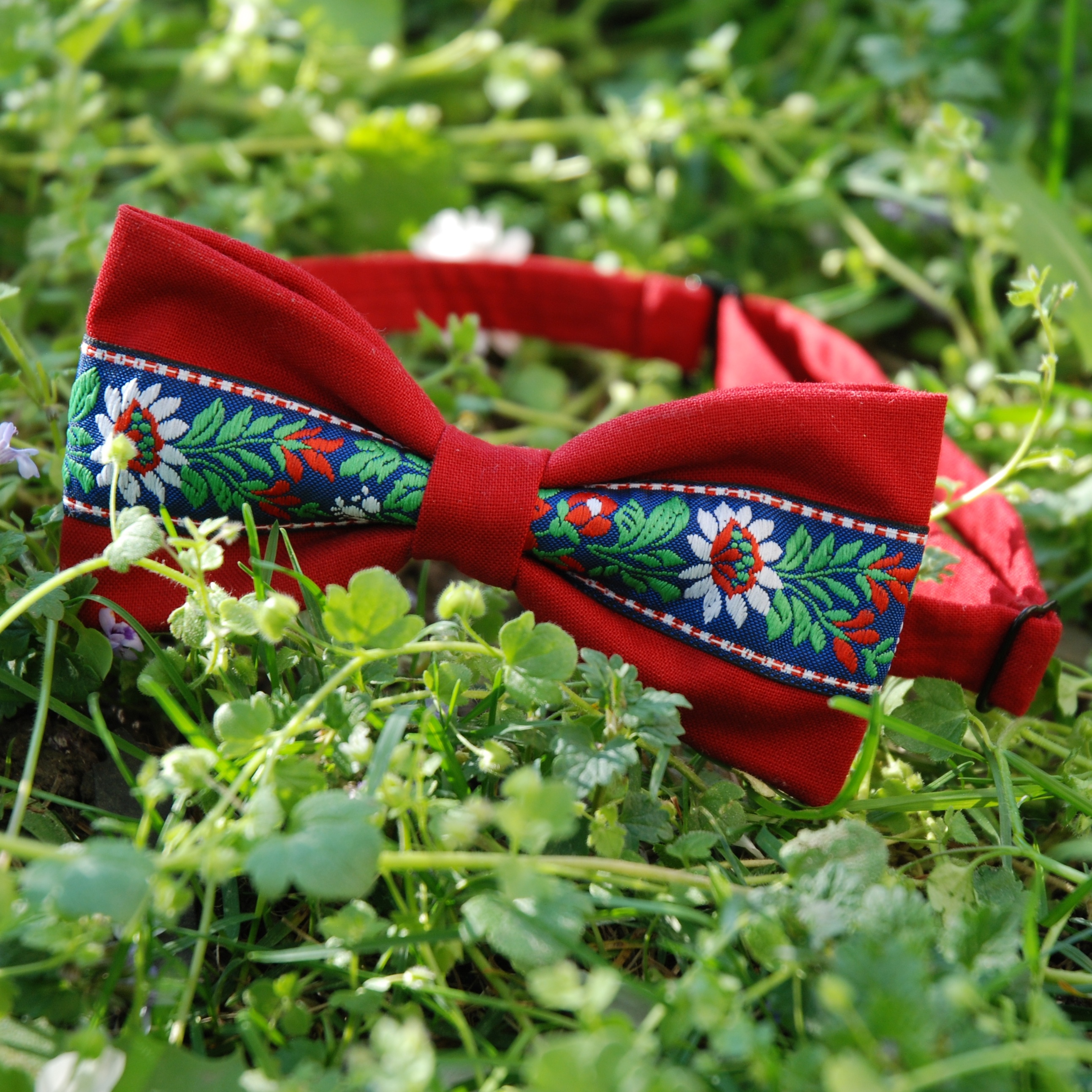 Červený motýlek s folklórním motivem