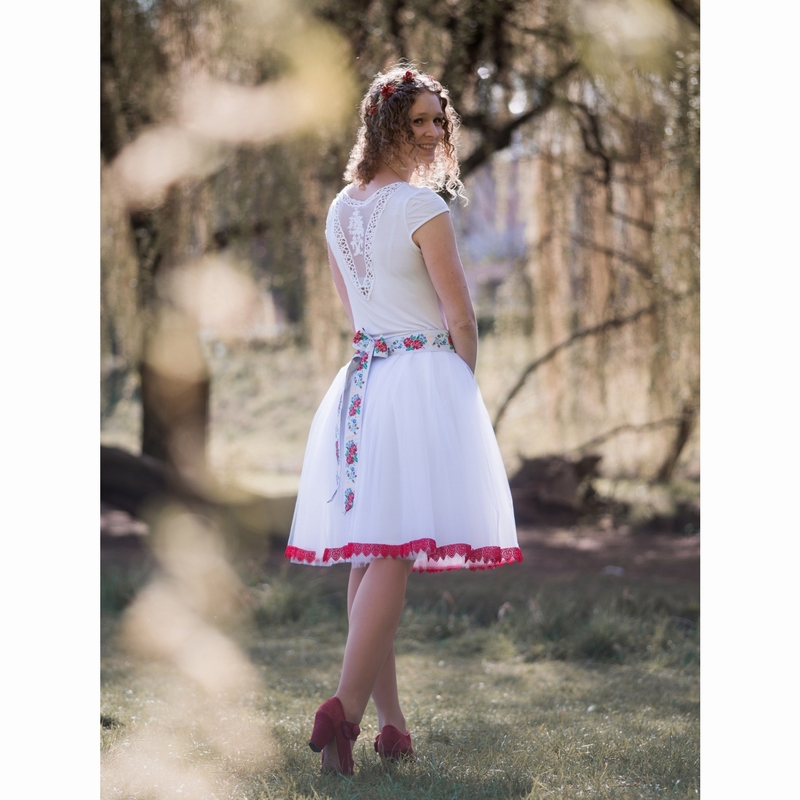 Bílá folklórní tylová sukně