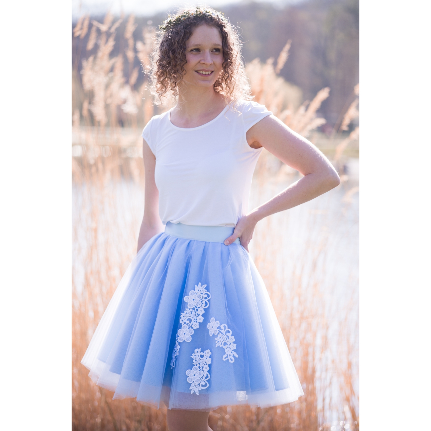 Modrá kolová tylová sukně s krajkou