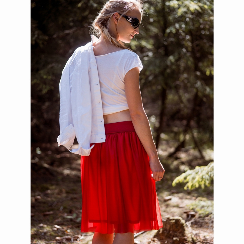 Červená splývavá tylová sukně