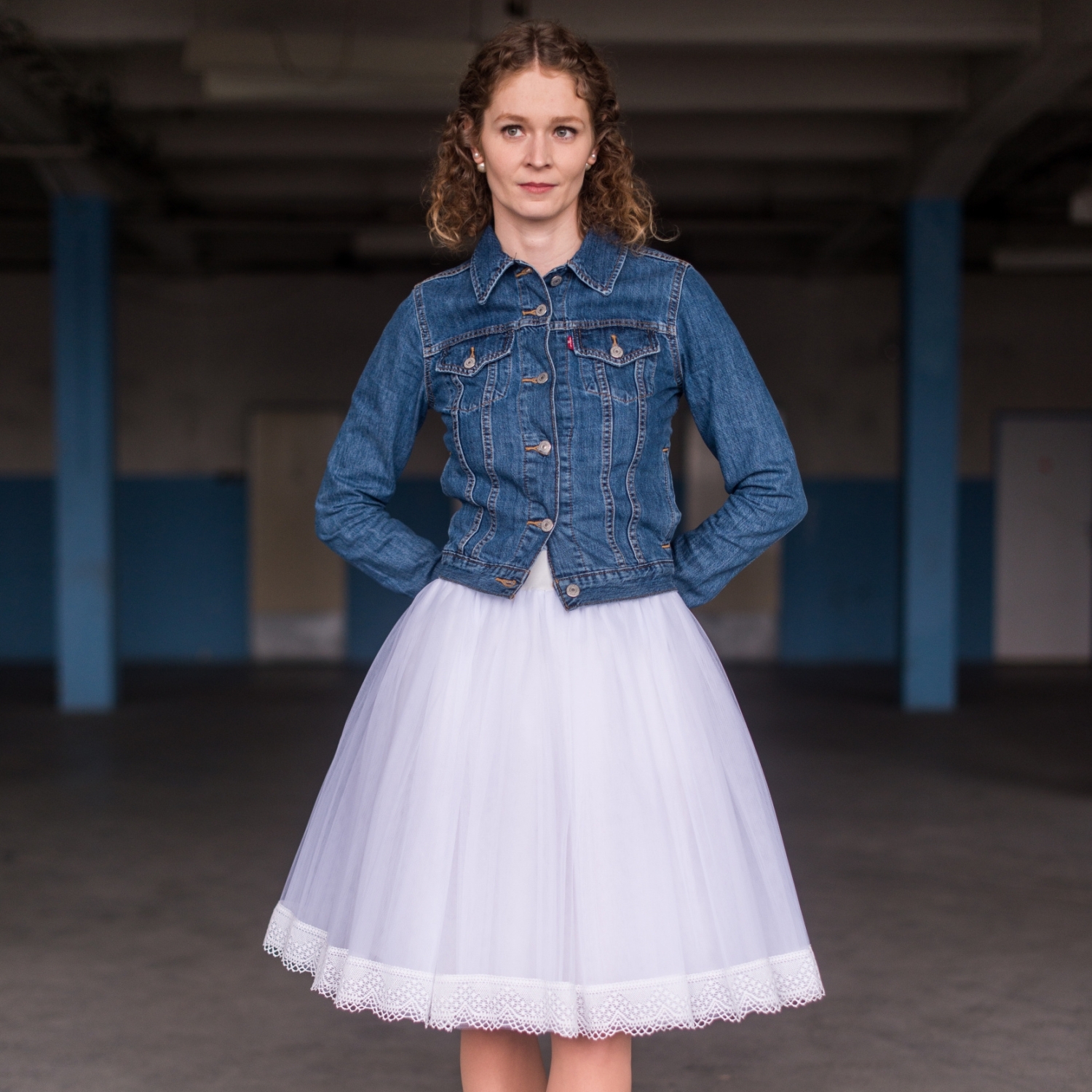 Bílá tylová sukně s krajkou