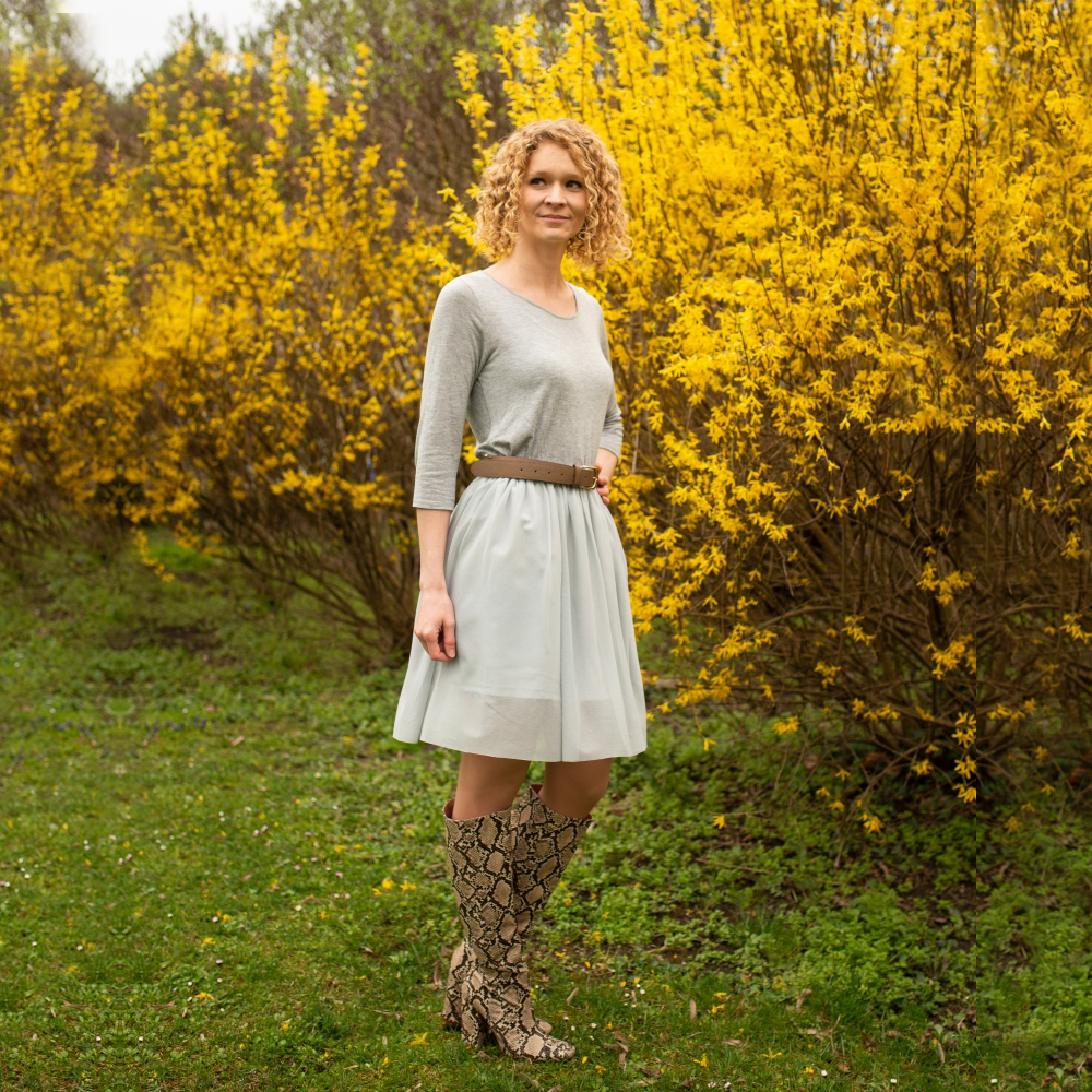 Šedá splývavá tylová sukně