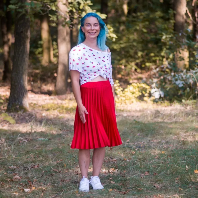 Červená plisovaná sukně