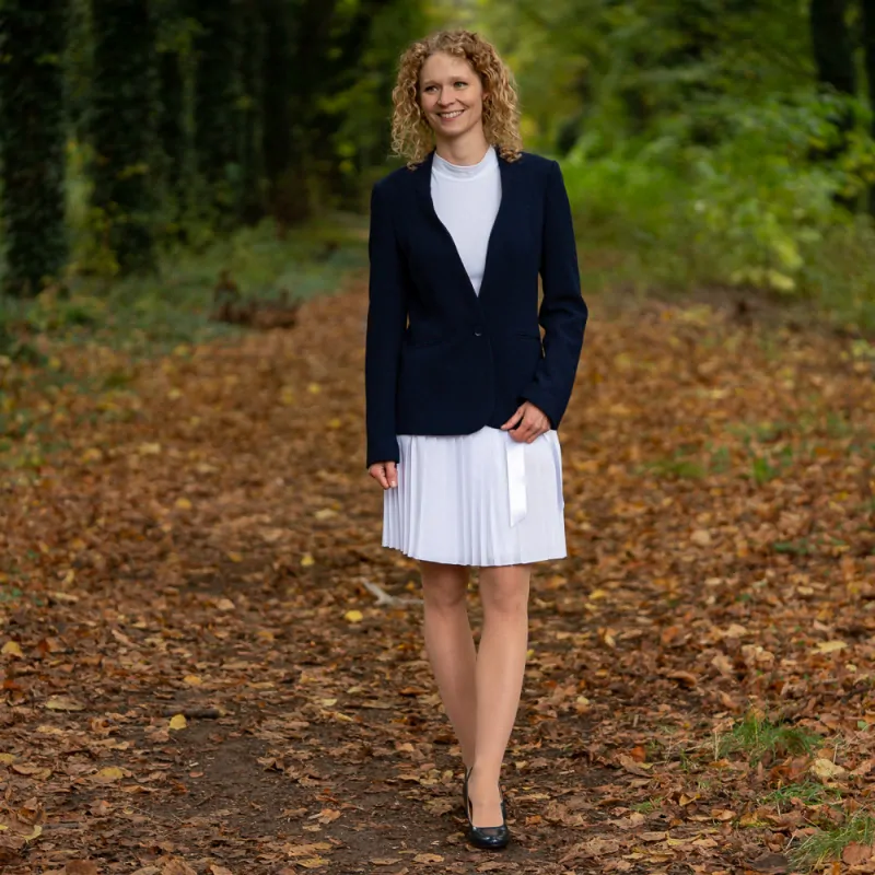 Bílá zavinovací plisovaná sukně