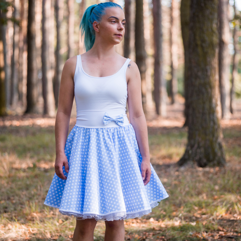 Světle modrá puntíkovaná sukně
