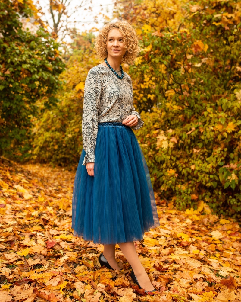 Modrá tylová plisovaná sukně