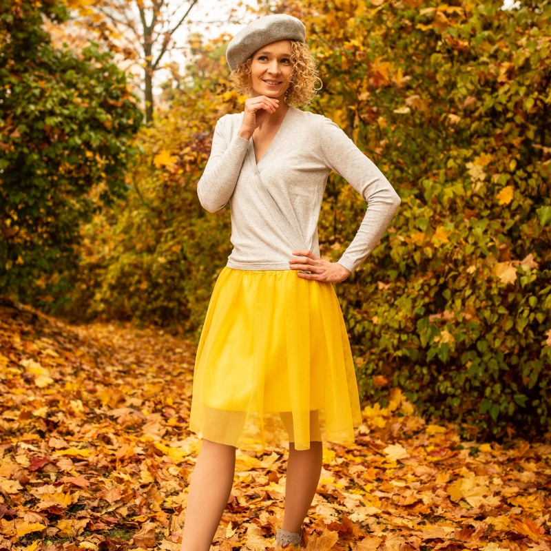 Žlutá splývavá tylová sukně