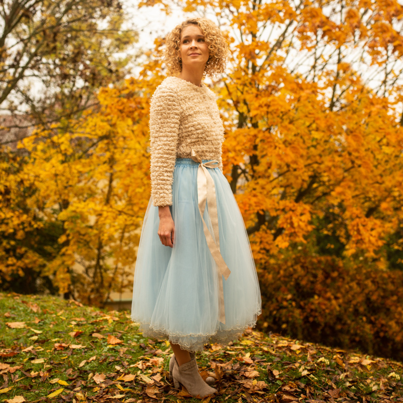 Světe modrá tylová sukně se zlatým lemováním