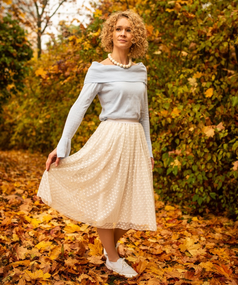 Smetanová puntíkovaná splývavá tylová sukně