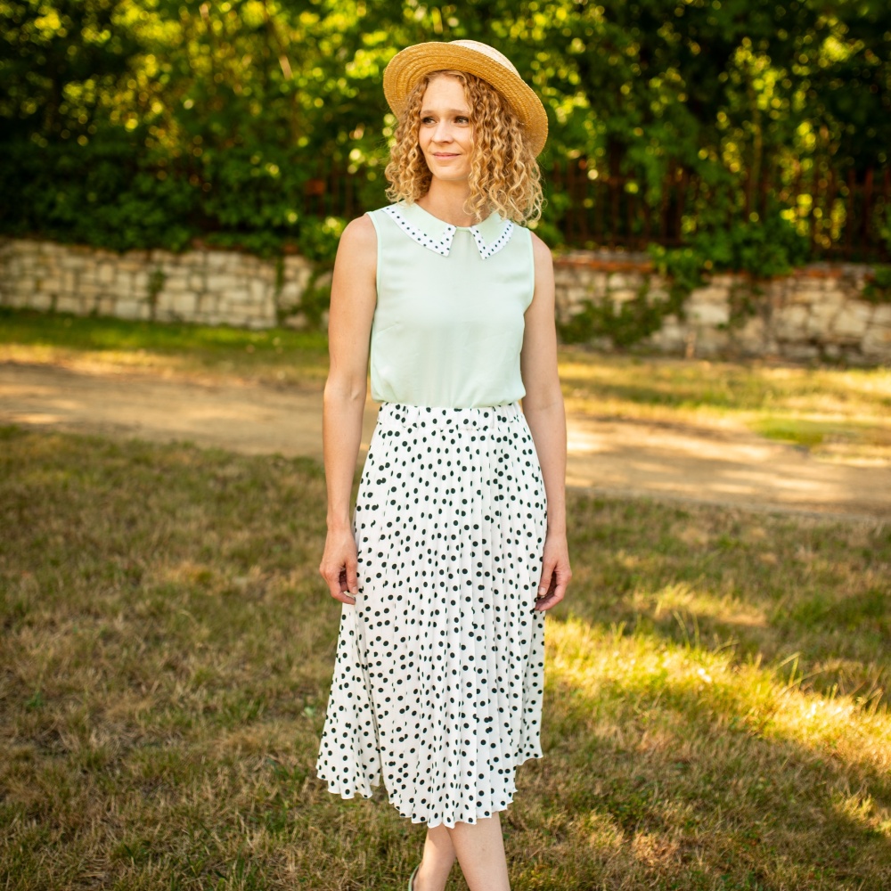 Černobílá puntíkovaná plisovaná sukně