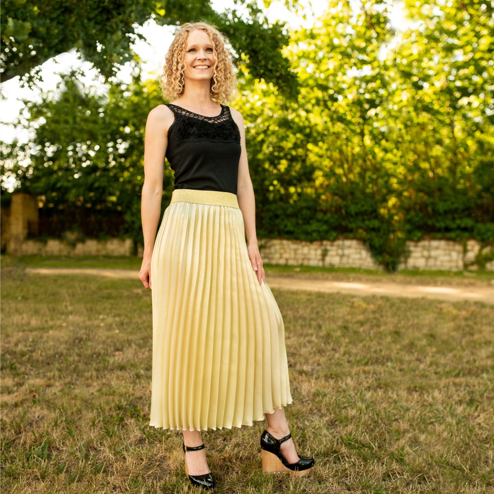 Zlatá plisovaná sukně