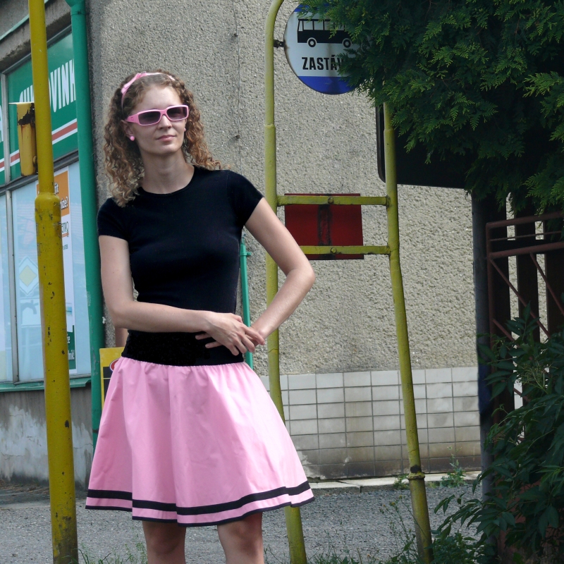 Růžovo-černá půlkolová sukně