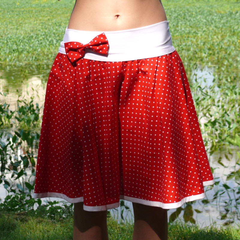 Červená půlkolová puntíkovaná sukně