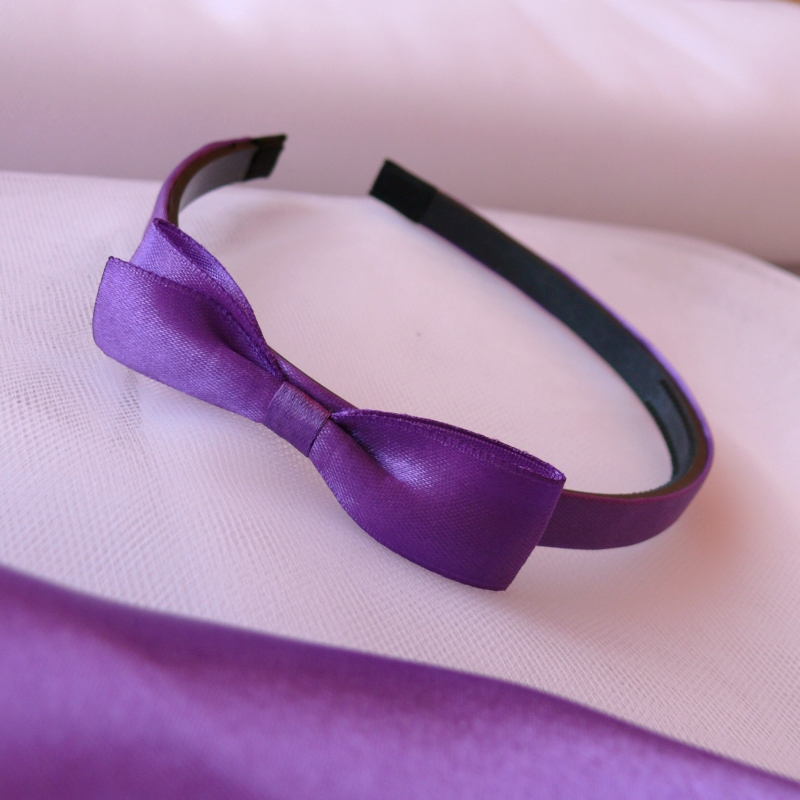 Fialová čelenka s jednoduchou mašlí