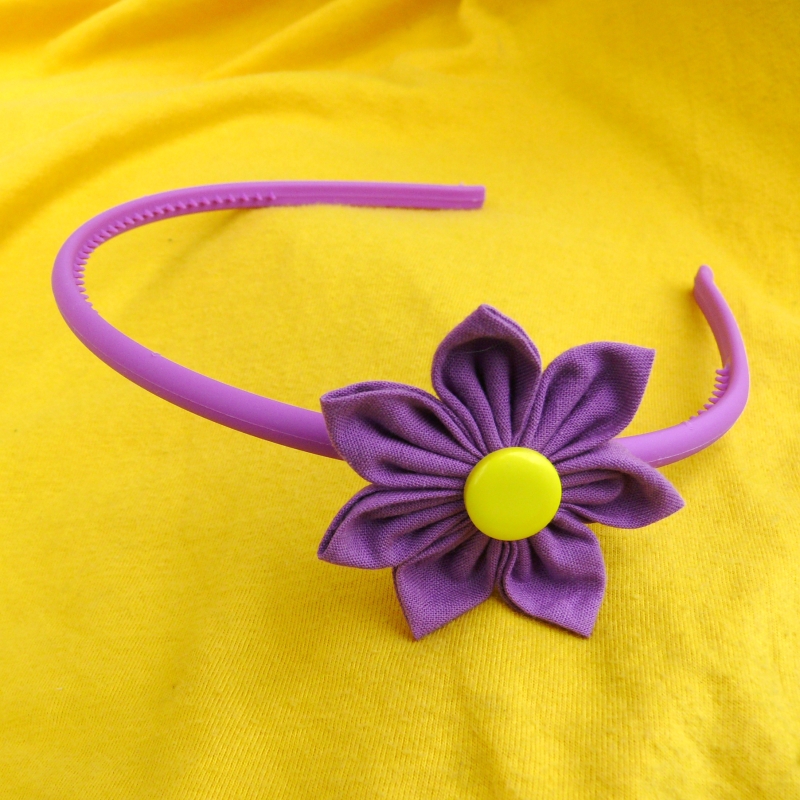 Fialová čelenka s kytkou