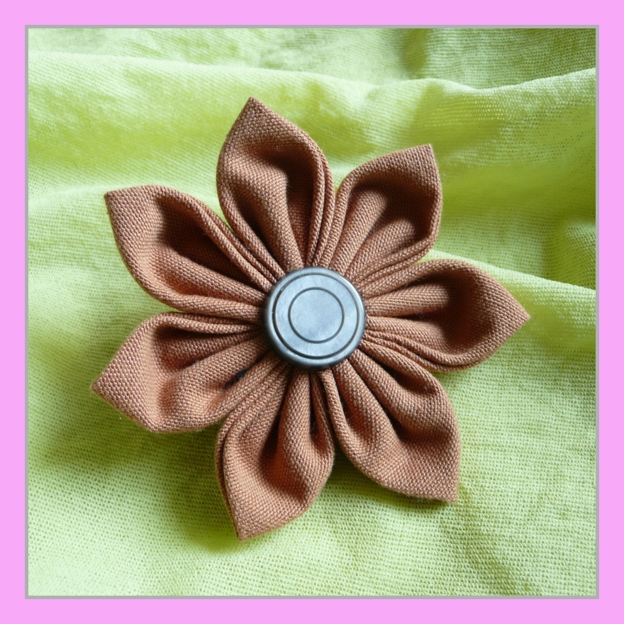 Hnědá kytka (brož)