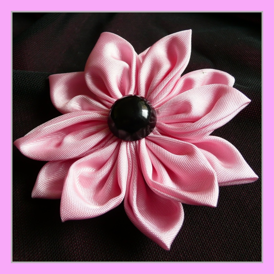 Růžová kytka (brož)