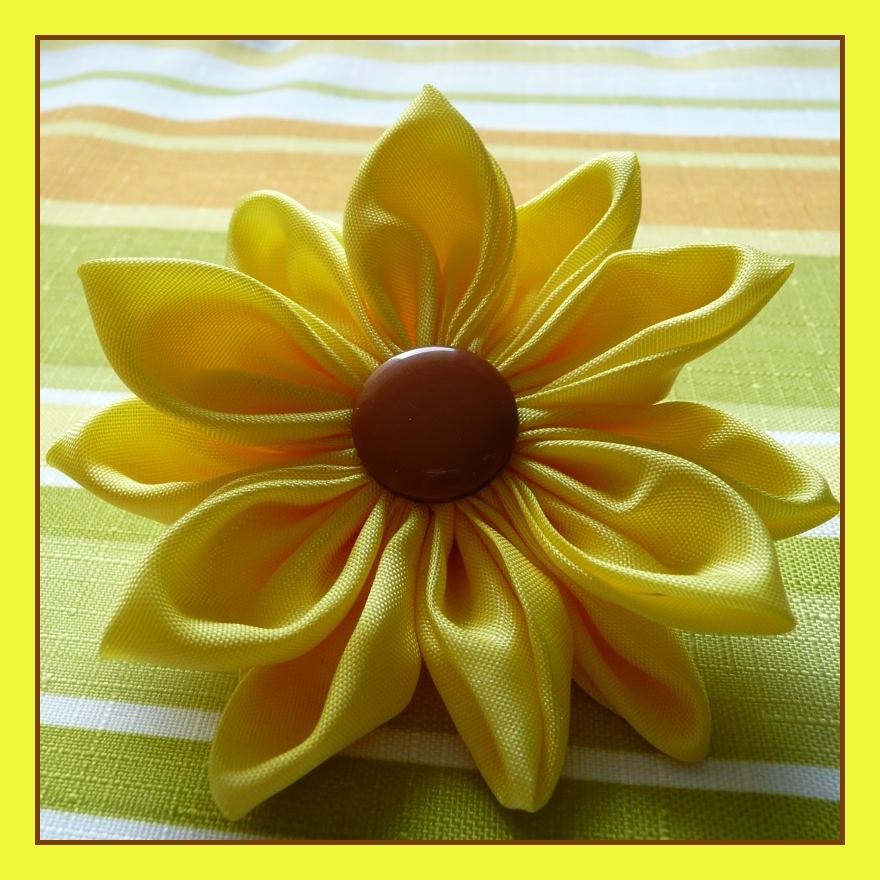 Žlutá kytka (brož)