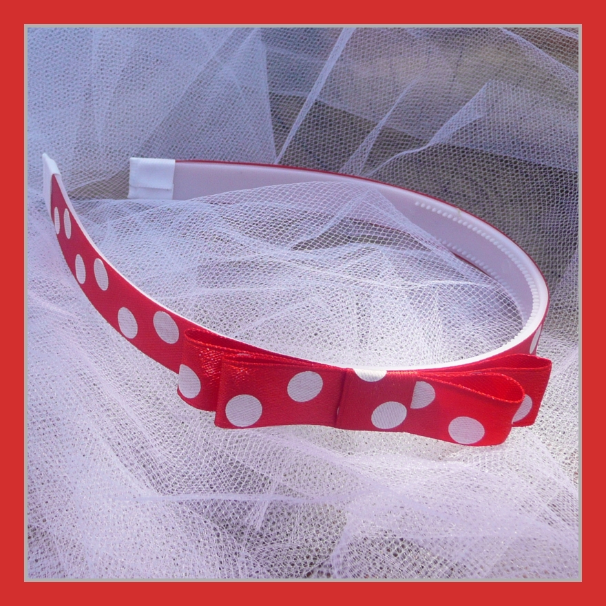 Červená čelenka s většími puntíky a mašlí