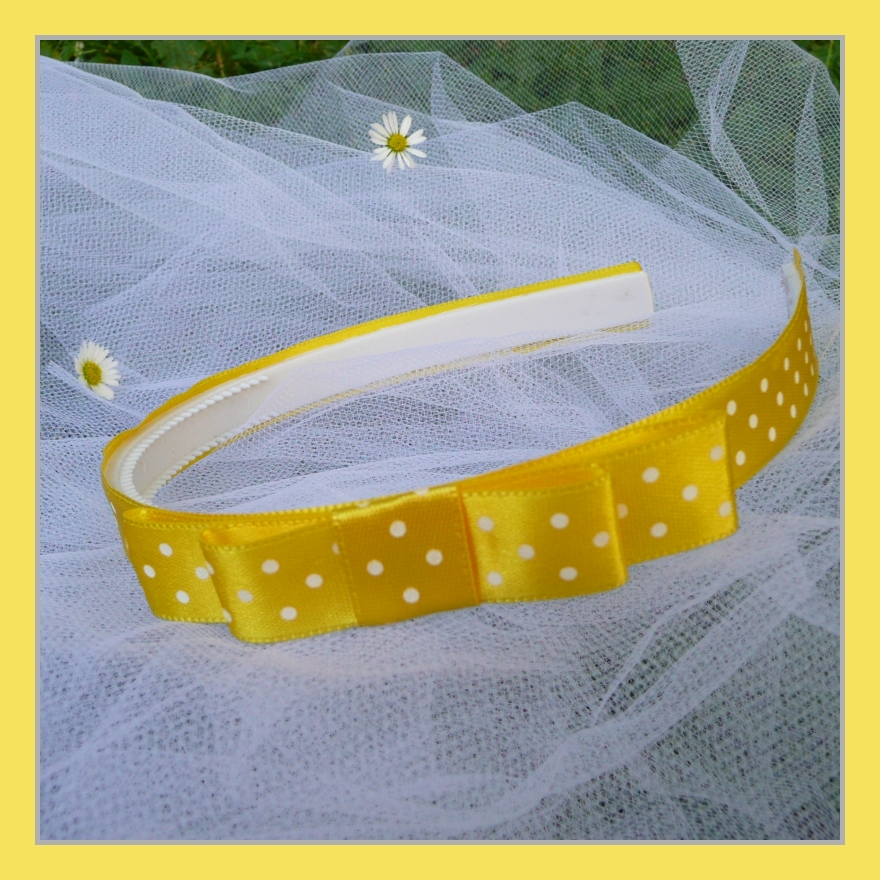 Žlutá puntíkovaná čelenka s mašlí