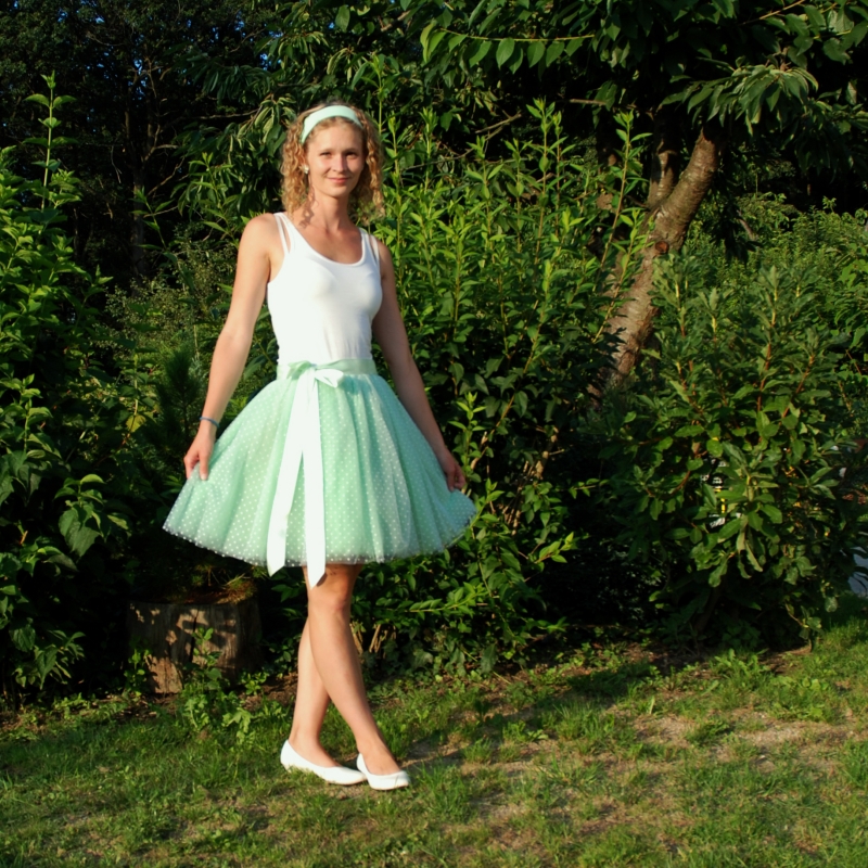 Mentolově zelená puntíkovaná tylová sukně