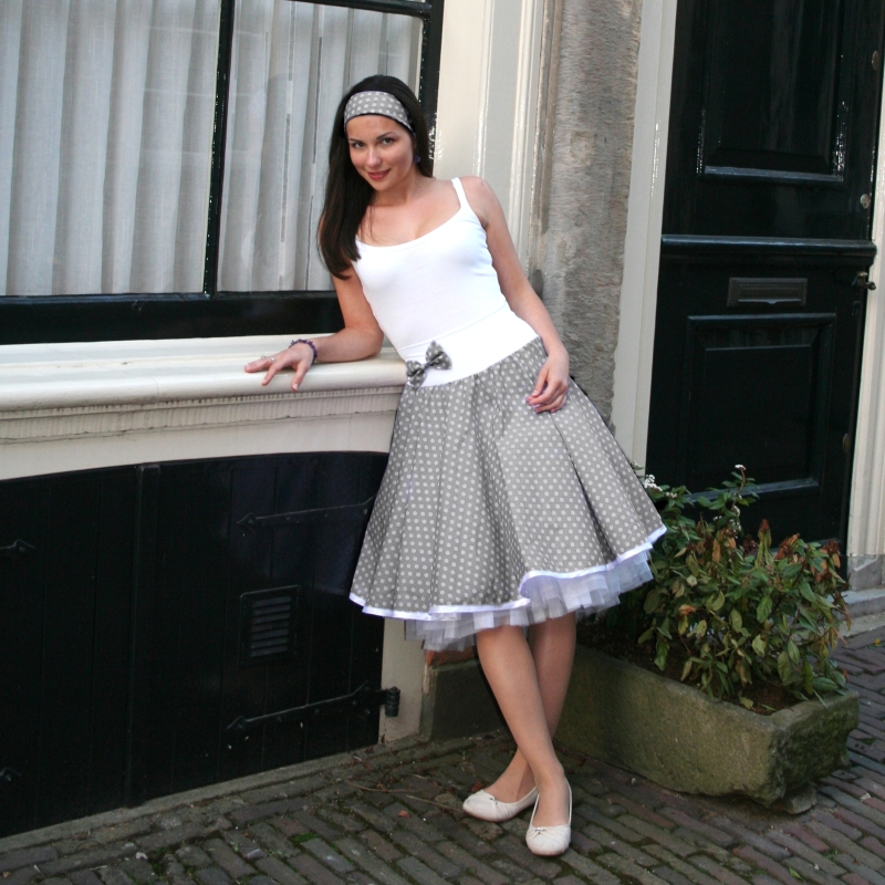 Šedá puntíkovaná sukně