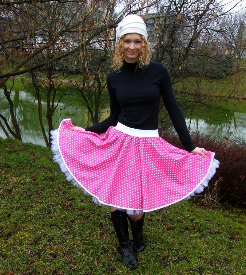 Sytě růžová puntíkovaná sukně