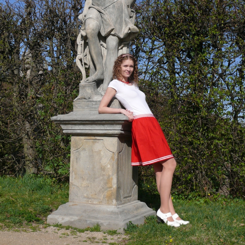 Červená sukně s bílými proužky